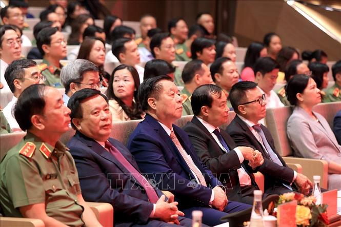 Đồng chí Nguyễn Trọng Nghĩa, Uỷ viên Bộ Chính trị, Bí thư Trung ương Đảng, Trưởng Ban Tuyên giáo và Dân vận Trung ương và các đại biểu dự lễ trao giải. Ảnh: Tuấn Anh - TTXVN