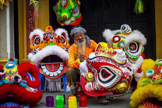 Nghề làm lân đòi hỏi sự khéo léo, óc sáng tạo và tình yêu với văn hóa dân gian. Ảnh: Giang Phương - TTXVN