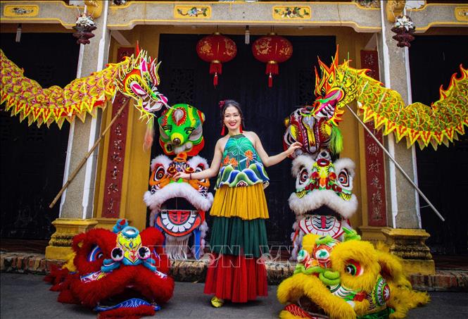 Lân sư rồng đầy màu sắc rực rỡ, lan tỏa không khí vui tươi và niềm tự hào văn hóa dân tộc. Ảnh: Giang Phương - TTXVN
