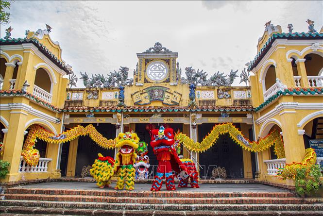 Màn múa lân sư rồng đẹp mắt trước kiến trúc cổ kính của đình Hiệp Ninh tái hiện đậm bản sắc văn hóa Tây Ninh. Ảnh: Giang Phương - TTXVN