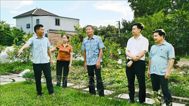 Cán bộ phường Hà Huy Tập tuyên truyền, vận động người dân thực hiện chủ trương giải phóng mặt bằng dự án đường sắt tốc độ cao. Ảnh: Hữu Quyết – TTXVN