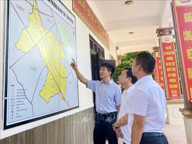 Bản đồ hướng tuyến dự kiến của dự án đường sắt tốc độ cao đi qua phường Hà Huy Tập được niêm yết công khai. Ảnh: Hữu Quyết - TTXVN