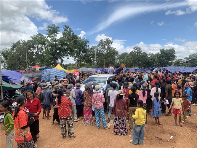 Người dân sơ tán tránh xung đột biên giới tại Oddar Meanchey, Campuchia, ngày 29/7/2025. Ảnh: THX/TTXVN