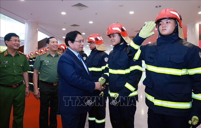 Thủ tướng Phạm Minh Chính với lực lượng phòng cháy, chữa cháy, cứu nạn, cứu hộ tham dự Diễn đàn. Ảnh: Dương Giang-TTXVN 