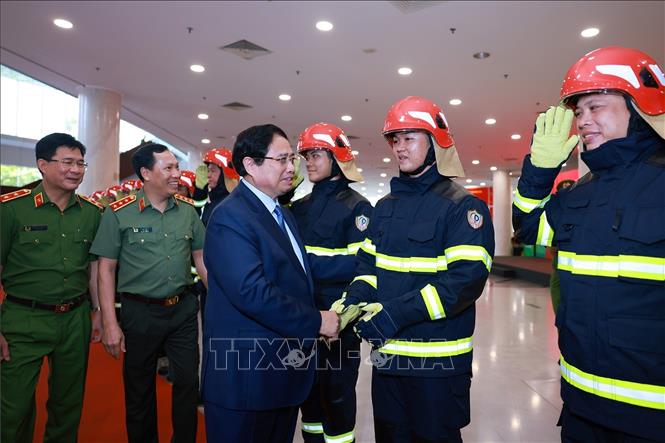 Thủ tướng Phạm Minh Chính với lực lượng phòng cháy, chữa cháy, cứu nạn, cứu hộ tham dự Diễn đàn. Ảnh: Dương Giang-TTXVN 