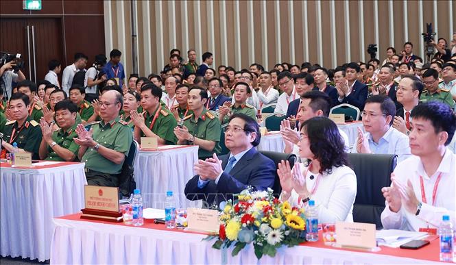 Thủ tướng Phạm Minh Chính và các đại biểu dự “Diễn đàn đối thoại với doanh nghiệp về phòng cháy, chữa cháy, cứu nạn, cứu hộ, an ninh, an toàn và chuyển đổi số phục vụ phát triển kinh tế - xã hội của đất nước”. Ảnh: Dương Giang-TTXVN 
