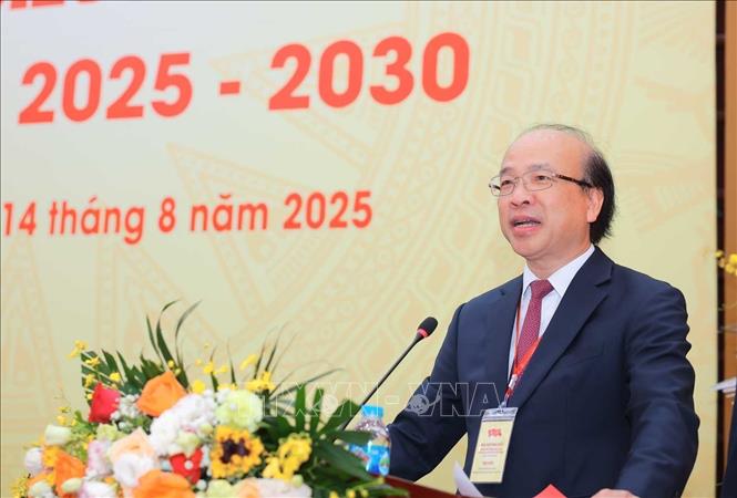 TS Phan Chí Hiếu, Bí thư Đảng uỷ Viện Hàn lâm Khoa học xã hội Việt Nam nhiệm kỳ 2025 - 2030, Giám đốc Viện phát biểu nhận nhiệm vụ, sáng 14/8. Ảnh: Hoàng Hiếu - TTXVN