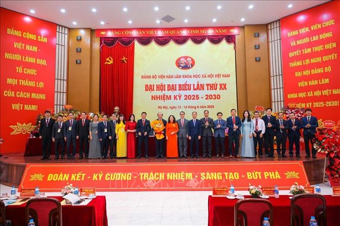Ban Chấp hành Đảng bộ Viện Hàn lâm Khoa học xã hội Việt Nam nhiệm kỳ 2025 -2030 ra mắt Đại hội, sáng 14/8. Ảnh: Hoàng Hiếu - TTXVN
