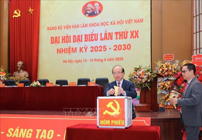 Đại biểu bỏ phiếu bầu đại biểu tham dự Đại hội đại biểu Đảng bộ Chính phủ lần thứ nhất, nhiệm kỳ 2025 -2030, sáng 14/8. Ảnh: Hoàng Hiếu - TTXVN