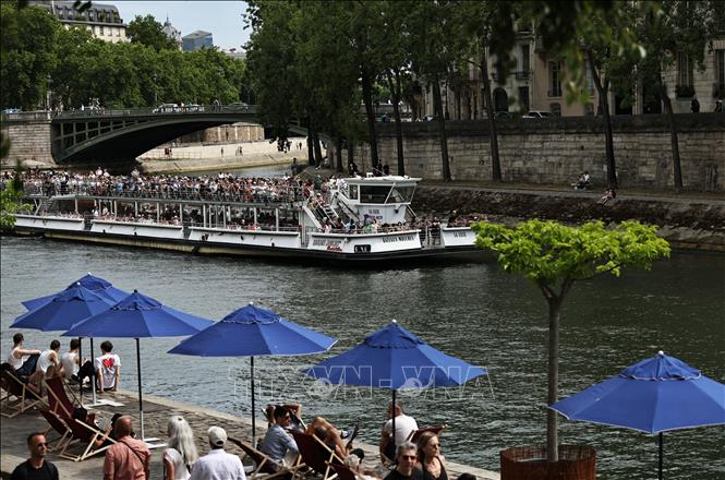 Người dân tránh nóng bên bờ sông Seine tại Paris, Pháp, ngày 5/7/2025. Ảnh: THX/TTXVN