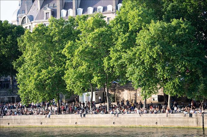 Người dân tránh nóng bên bờ sông Seine tại Paris, Pháp. Ảnh: THX/TTXVN