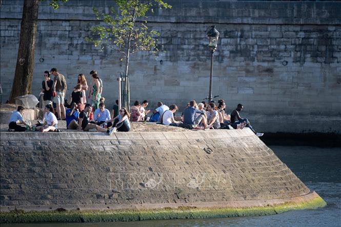 Người dân tránh nóng bên bờ sông Seine tại Paris, Pháp. Ảnh: THX/TTXVN