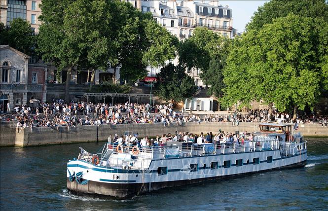 Người dân tránh nóng tại sông Seine ở Paris, Pháp. Ảnh: THX/TTXVN