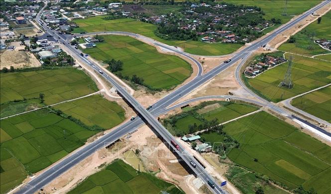 Đường dẫn tại nút giao cao tốc Hoài Nhơn - Quy Nhơn với quốc lộ 19 tại phường An Nhơn Nam đang được nhà thầu khẩn trương hoàn thiện trước ngày thông xe kỹ thuật 19/8. Ảnh: Quốc Khánh - TTXVN