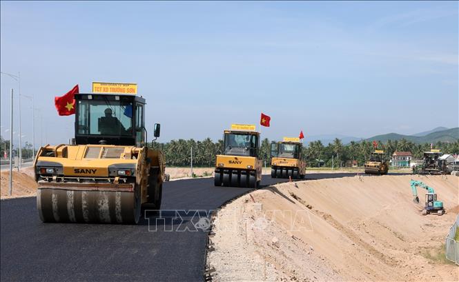 Nhà thầu thảm nhựa những đoạn cuối cùng trên tuyến trước ngày thông xe kỹ thuật. Ảnh: Quốc Khánh - TTXVN