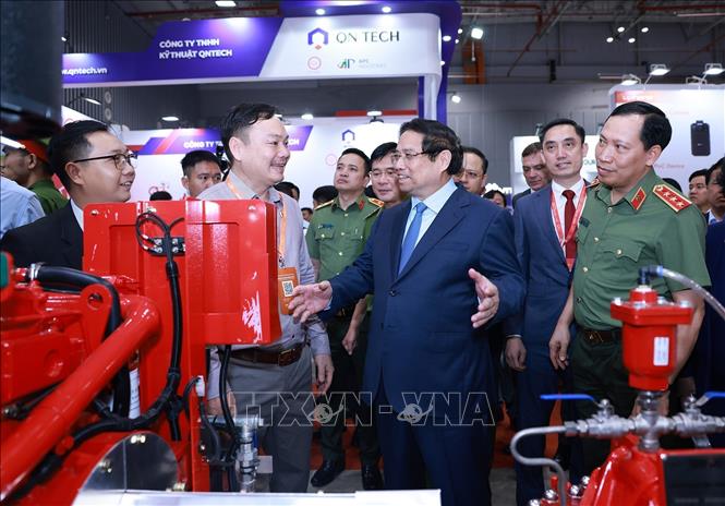 Thủ tướng Phạm Minh Chính tham quan Triển lãm quốc tế về kỹ thuật và phương tiện PCCC, CNCH và thiết bị an ninh, an toàn bảo vệ năm 2025. Ảnh: Dương Giang-TTXVN 
