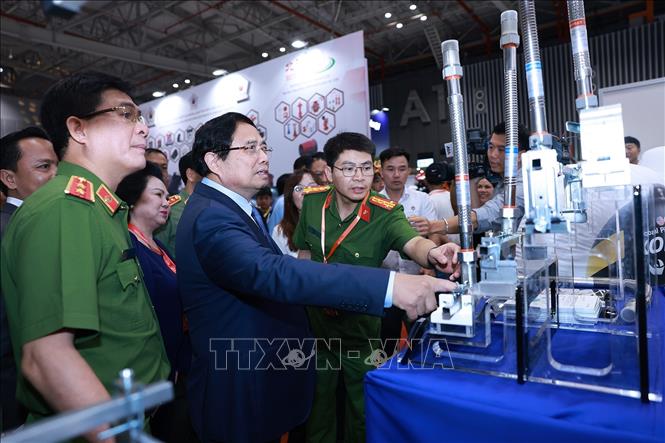 Thủ tướng Phạm Minh Chính tham quan Triển lãm quốc tế về kỹ thuật và phương tiện PCCC, CNCH và thiết bị an ninh, an toàn bảo vệ năm 2025. Ảnh: Dương Giang-TTXVN 
