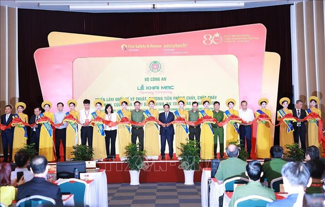 Thủ tướng Phạm Minh Chính và các đại biểu cắt băng khai mạc Triển lãm quốc tế về kỹ thuật và phương tiện PCCC, CNCH và thiết bị an ninh, an toàn bảo vệ năm 2025. Ảnh: Dương Giang-TTXVN 
