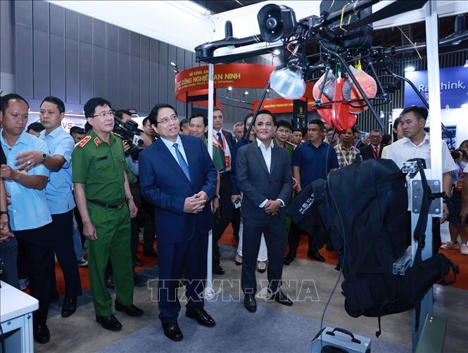 Thủ tướng Phạm Minh Chính tham quan Triển lãm quốc tế về kỹ thuật và phương tiện PCCC, CNCH và thiết bị an ninh, an toàn bảo vệ năm 2025. Ảnh: Dương Giang-TTXVN 
