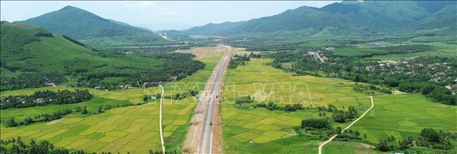 Tuyến cao tốc chạy ngang qua cánh đồng lúa xã Bình Hiệp, Gia Lai tuyệt đẹp. Ảnh: Quốc Khánh - TTXVN