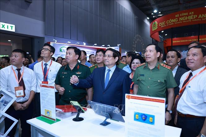 Thủ tướng Phạm Minh Chính tham quan Triển lãm quốc tế về kỹ thuật và phương tiện PCCC, CNCH và thiết bị an ninh, an toàn bảo vệ năm 2025. Ảnh: Dương Giang-TTXVN 

