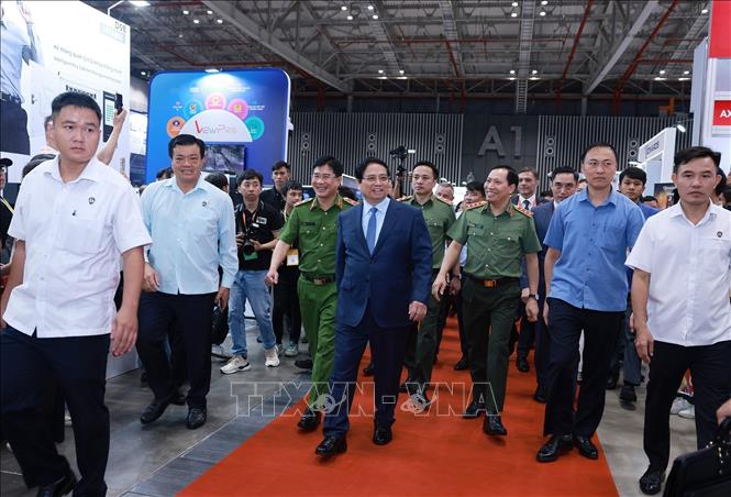 Thủ tướng Phạm Minh Chính tham quan Triển lãm quốc tế về kỹ thuật và phương tiện PCCC, CNCH và thiết bị an ninh, an toàn bảo vệ năm 2025. Ảnh: Dương Giang-TTXVN 

