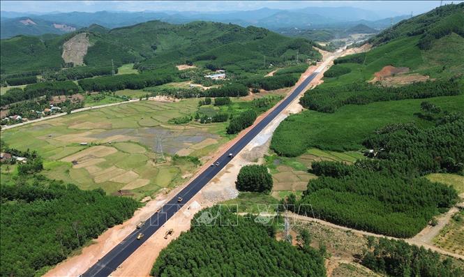 Các nhà thầu khẩn trương thi công trên tuyến cao tốc Hoài Nhơn - Quy Nhơn. Ảnh: Quốc Khánh - TTXVN