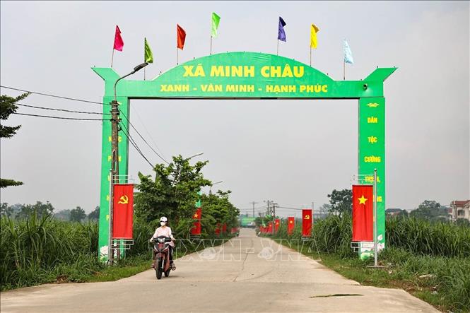 Cổng chào xã Minh Châu với khẩu hiệu 