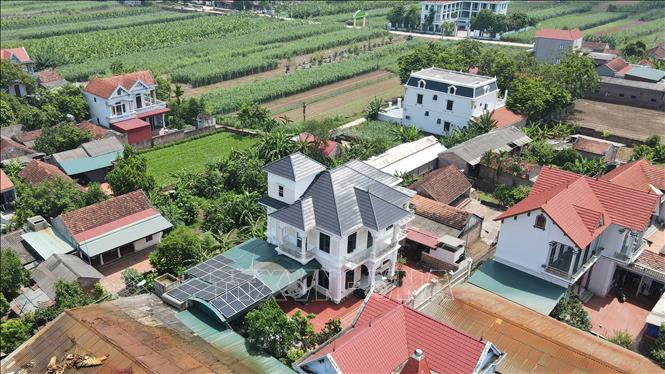 Những ngôi nhà khang trang mọc lên san sát giữa vùng quê Minh Châu yên bình. Ảnh: Vũ Quang - TTXVN