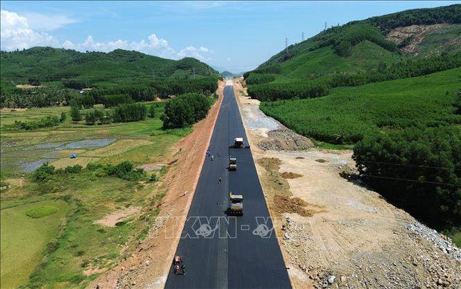 Tuyến cao tốc Hoài Nhơn - Quy Nhơn đang trong giai đoạn hoàn thiện cuối cùng. Ảnh: Quốc Khánh - TTXVN