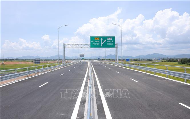 Hệ thống biển báo giao thông, đèn chiếu sáng, giải phân cách cứng, lưới chống chói trên tuyến đã được nhà thầu thi công xong. Ảnh: Quốc Khánh - TTXVN