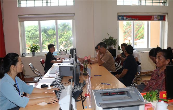 Người dân đến Trung tâm phục vụ hành chính công xã Phục Hòa làm thủ tục hành chính. Ảnh: Chu Hiệu-TTXVN