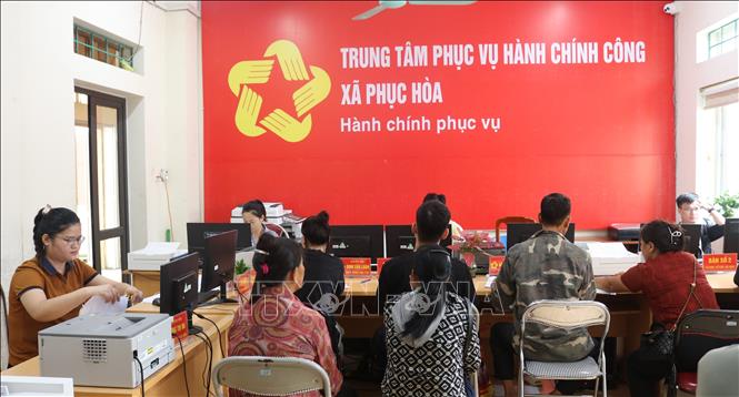 Người dân làm thủ tục hành chính tại Trung tâm phục vụ hành chính công xã Phục Hòa, tỉnh Cao Bằng. Ảnh: Chu Hiệu-TTXVN