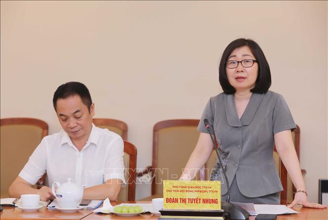 Bà Đoàn Thị Tuyết Nhung, Phó Tổng giám đốc TTXVN, Chủ tịch Hội đồng phối hợp phổ biến, giáo dục pháp luật TTXVN phát biểu tại buổi làm việc. Ảnh: Thành Phương - TTXVN