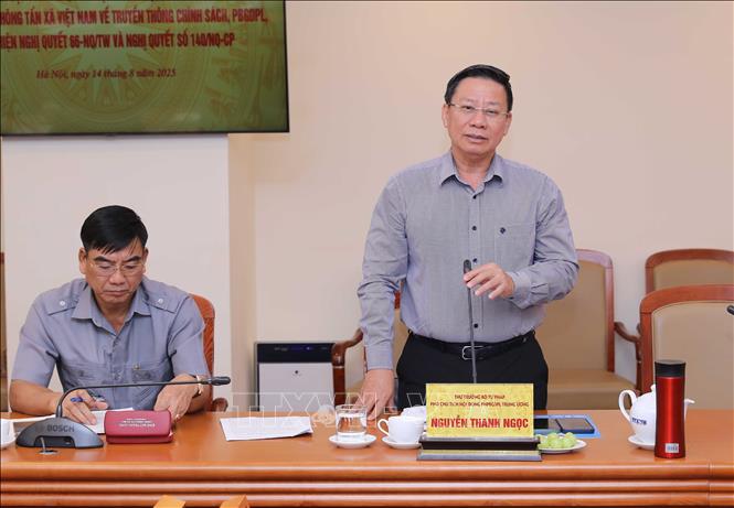 Ông Nguyễn Thanh Ngọc, Thứ trưởng Bộ Tư pháp, Phó Chủ tịch Hội đồng phối hợp phổ biến, giáo dục pháp luật Trung ương phát biểu chỉ đạo tại buổi làm việc. Ảnh: Thành Phương - TTXVN