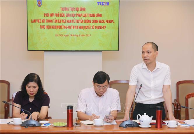 Ông Trần Ngọc Tú, Trưởng Ban biên tập Tin trong nước phát biểu tại buổi làm việc. Ảnh: Thành Phương - TTXVN