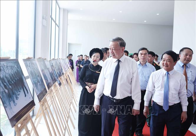Tổng Bí thư Tô Lâm xem trưng bày ảnh chuyên đề “Chủ tịch Hồ Chí Minh và các vị tiền bối cách mạng tại tỉnh Tuyên Quang”. Ảnh: Thống Nhất – TTXVN