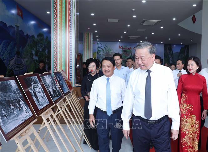 Tổng Bí thư Tô Lâm xem trưng bày ảnh chuyên đề “Chủ tịch Hồ Chí Minh và các vị tiền bối cách mạng tại tỉnh Tuyên Quang”. Ảnh: Thống Nhất – TTXVN