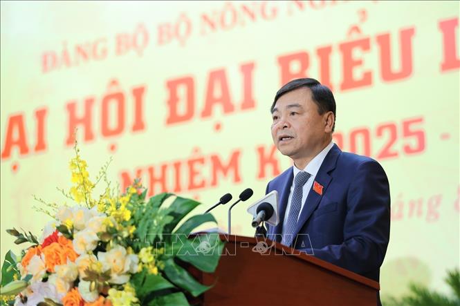 Đồng chí Nguyễn Hoàng Hiệp, Phó Bí thư thường trực Đảng ủy, Thứ trưởng Bộ Nông nghiệp và Môi trường trình bày báo cáo chính trị nhiệm kỳ 2025 - 2030. Ảnh: Lê Đông - TTXVN
