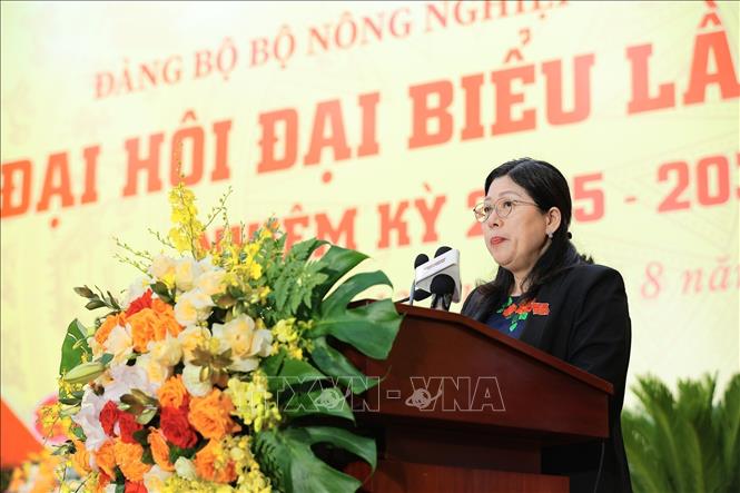 Đồng chí Nguyễn Thị Phương Hoa, Uỷ viên Ban Thường vụ Đảng ủy, Chủ nhiệm Ủy ban Kiểm tra Đảng ủy, Thứ trưởng Bộ Nông nghiệp và Môi trường trình bày báo cáo kiểm điểm của Ban Chấp hành Đảng bộ nhiệm kỳ 2020 – 2025. Ảnh: Lê Đông - TTXVN