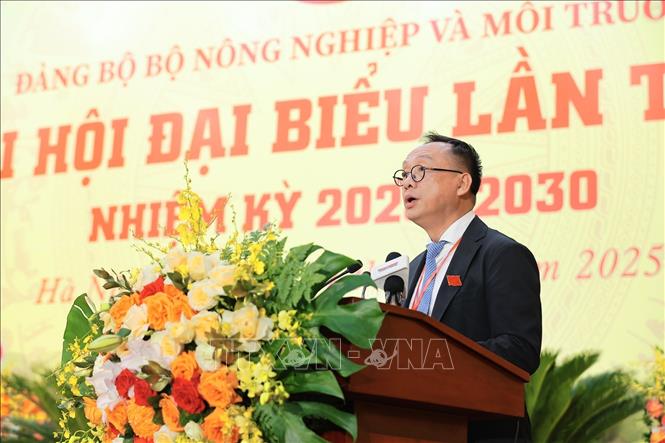 Đồng chí Ngô Hồng Giang, Phó Bí thư chuyên trách Đảng ủy Bộ Nông nghiệp và Môi trường báo cáo kết quả phiên trù bị. Ảnh: Lê Đông - TTXVN