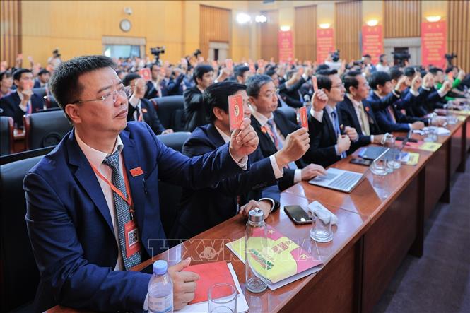 Các đại biểu biểu quyết thông qua dự thảo Nghị quyết của Đại hội. Ảnh: Lê Đông - TTXVN