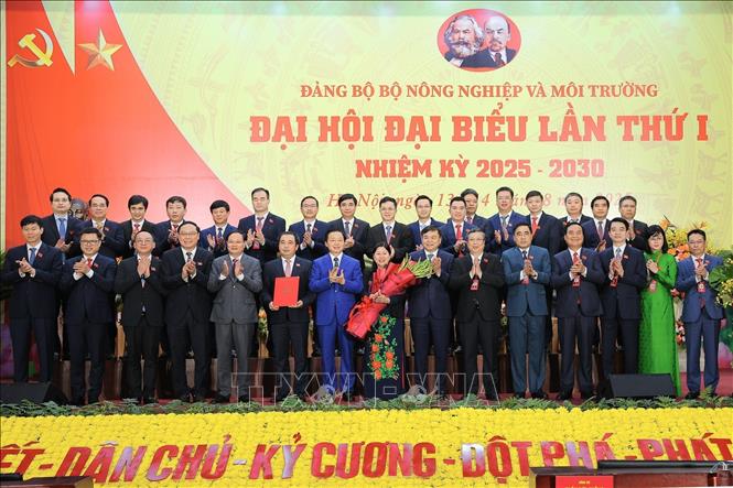 Uỷ viên Trung ương Đảng, Uỷ viên Ban Thường vụ Đảng uỷ Chính phủ, Phó Thủ tướng Chính phủ Trần Hồng Hà tặng hoa chúc mừng Ban Chấp hành Đảng bộ Bộ Nông nghiệp và Môi trường nhiệm kỳ 2025-2030. Ảnh: Lê Đông - TTXVN