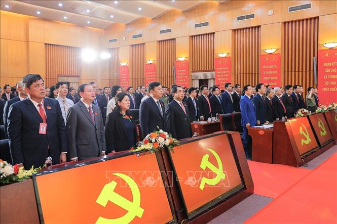 Các đại biểu dự Đại hội làm lễ chào cờ. Ảnh: Lê Đông - TTXVN