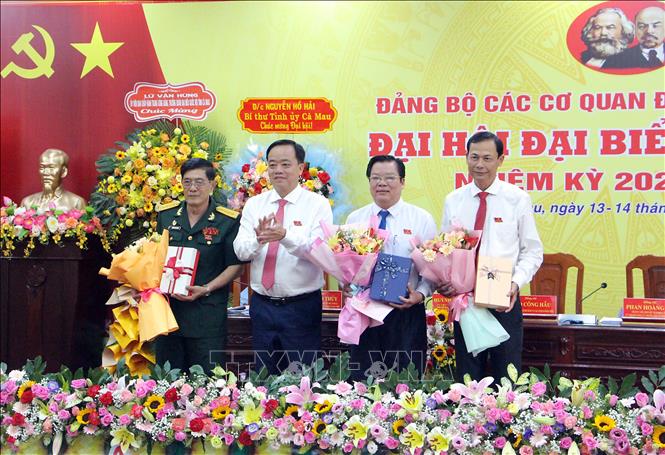 Đại hội tặng hoa, quà lưu niệm cho các đồng chí cấp ủy nhiệm kỳ 2020 - 2025 không tái cử. Ảnh: Trung Kiên - TTXVN