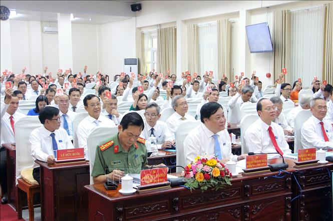 Các đại biểu tiến hành biểu quyết thông qua nghị quyết Đại hội. Ảnh: Trung Kiên - TTXVN