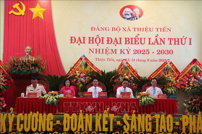 Đoàn Chủ tịch điều hành Đại hội. Ảnh: Khiếu Tư - TTXVN
