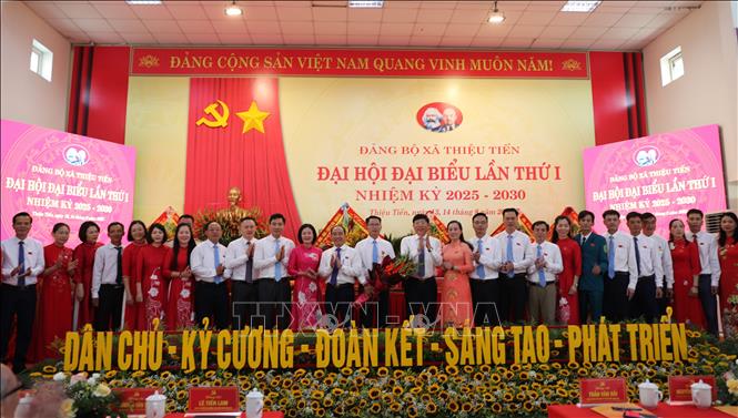 Ban Chấp hành Đảng bộ xã Thiệu Tiến nhiệm kỳ 2025-2030 ra mắt Đại hội. Ảnh: Khiếu Tư - TTXVN 