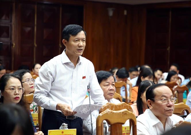 Đại biểu chất vấn Giám đốc Sở Nông nghiệp và Môi trường tỉnh Quảng Trị tại kỳ họp. Ảnh: Nguyên Linh-TTXVN