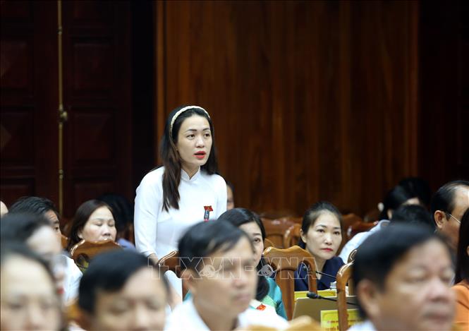 Đại biểu chất vấn giám đốc Sở Nội vụ tại kỳ họp. Ảnh: Nguyên Linh-TTXVN
